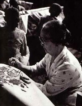 Lady using a canting